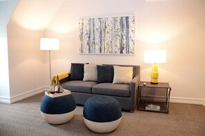 Suite ejecutiva, 1 cama King size y sofá cama | Ropa de cama de alta calidad y escritorio 