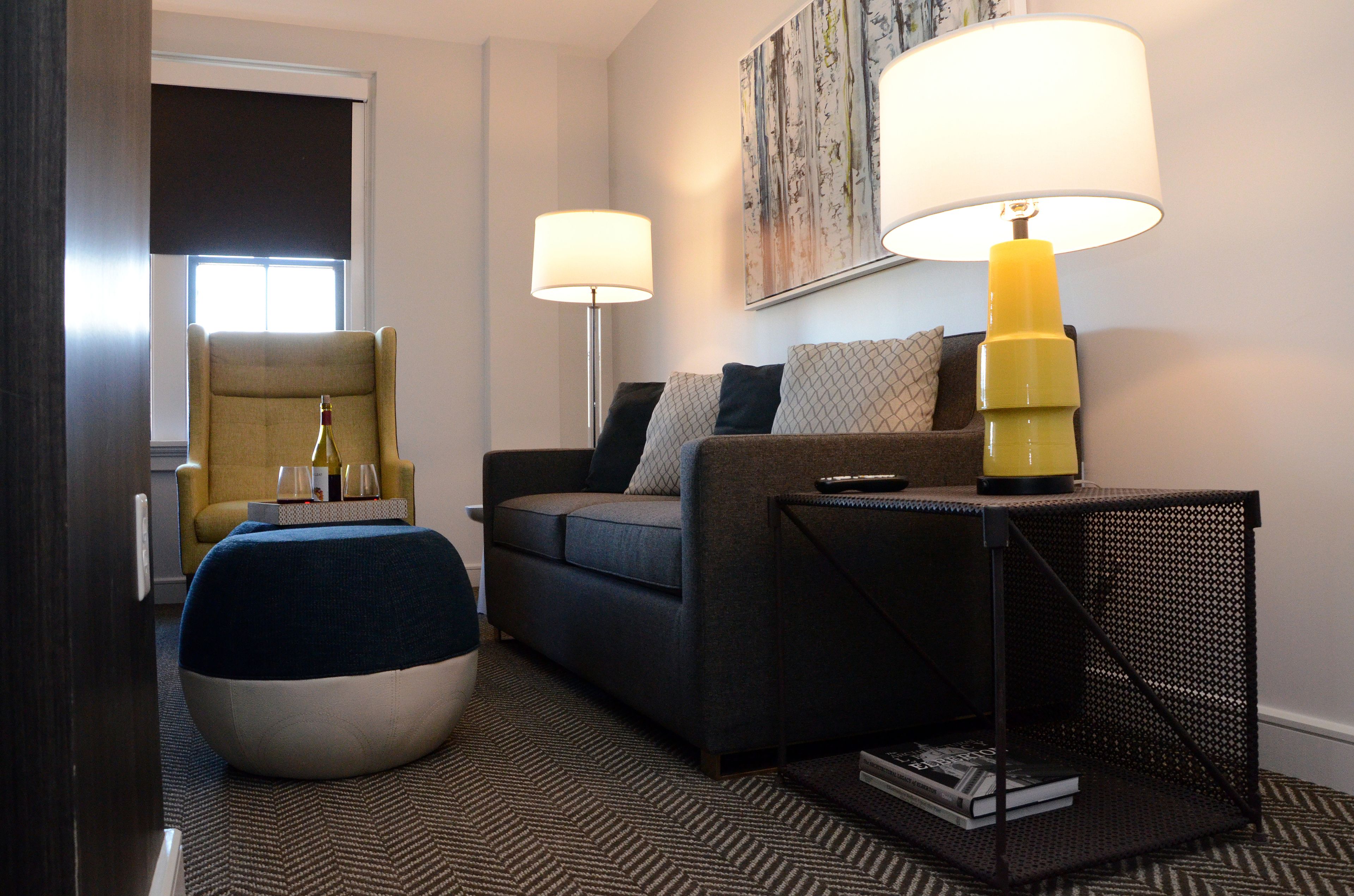 room, 1 king bed | living area | flat-screen tv