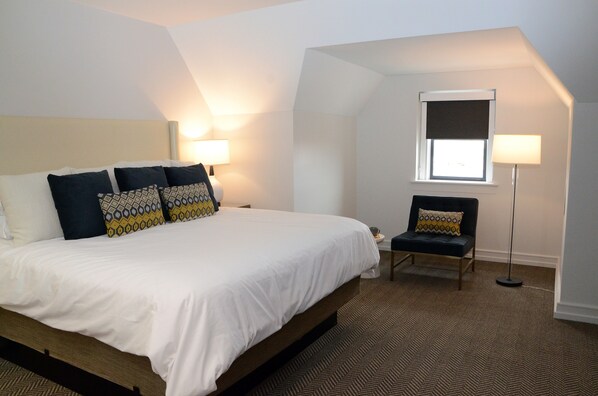 Suite ejecutiva, 1 cama King size y sofá cama | Ropa de cama de alta calidad y escritorio 