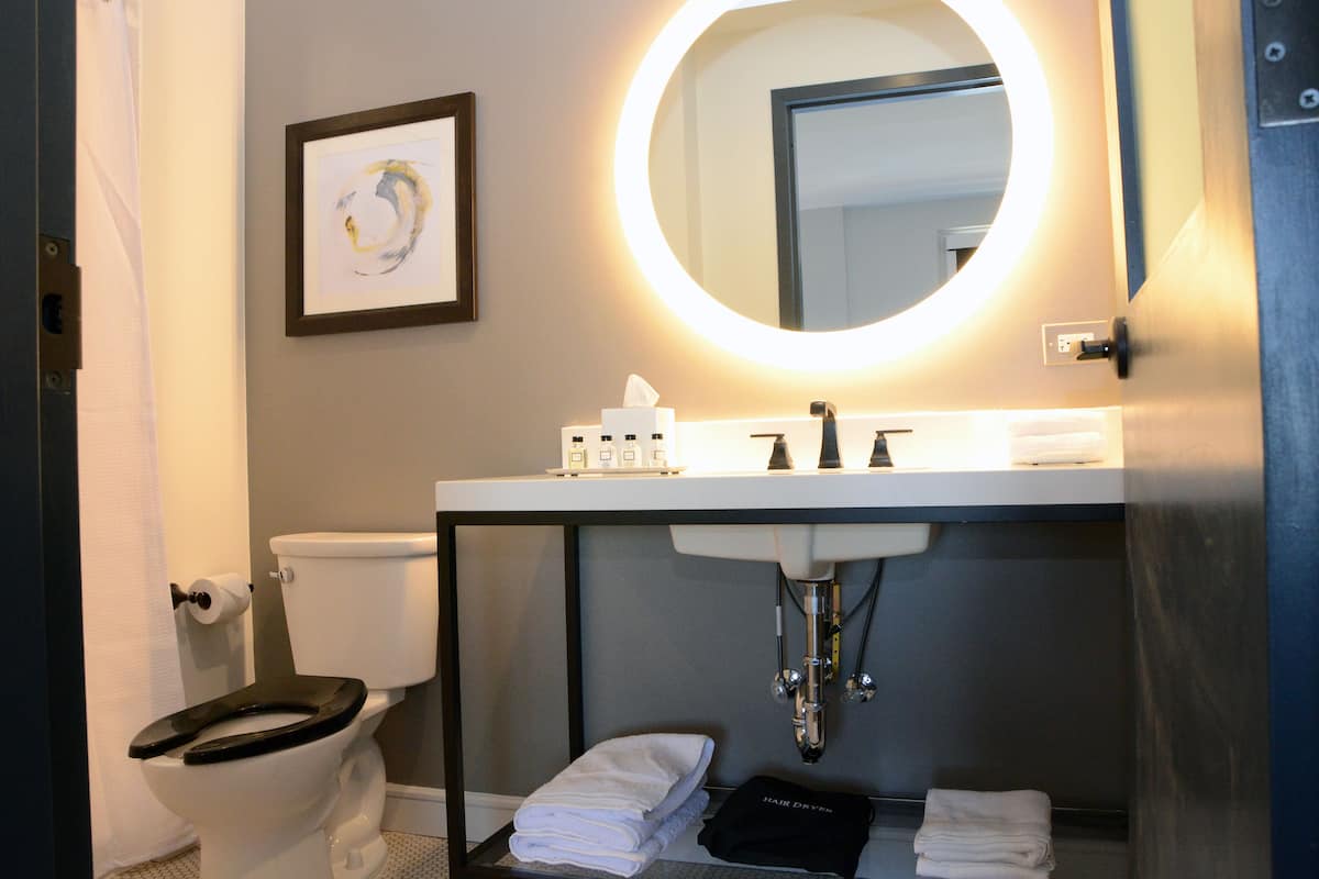 shower, free toiletries, towels