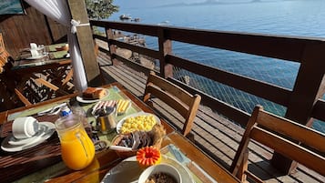 Café da manhã com buffet grátis todos os dias