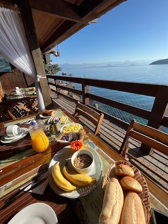 Free daily buffet breakfast . Pousada Convés Ilha Grande