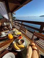 Café da manhã com buffet grátis todos os dias