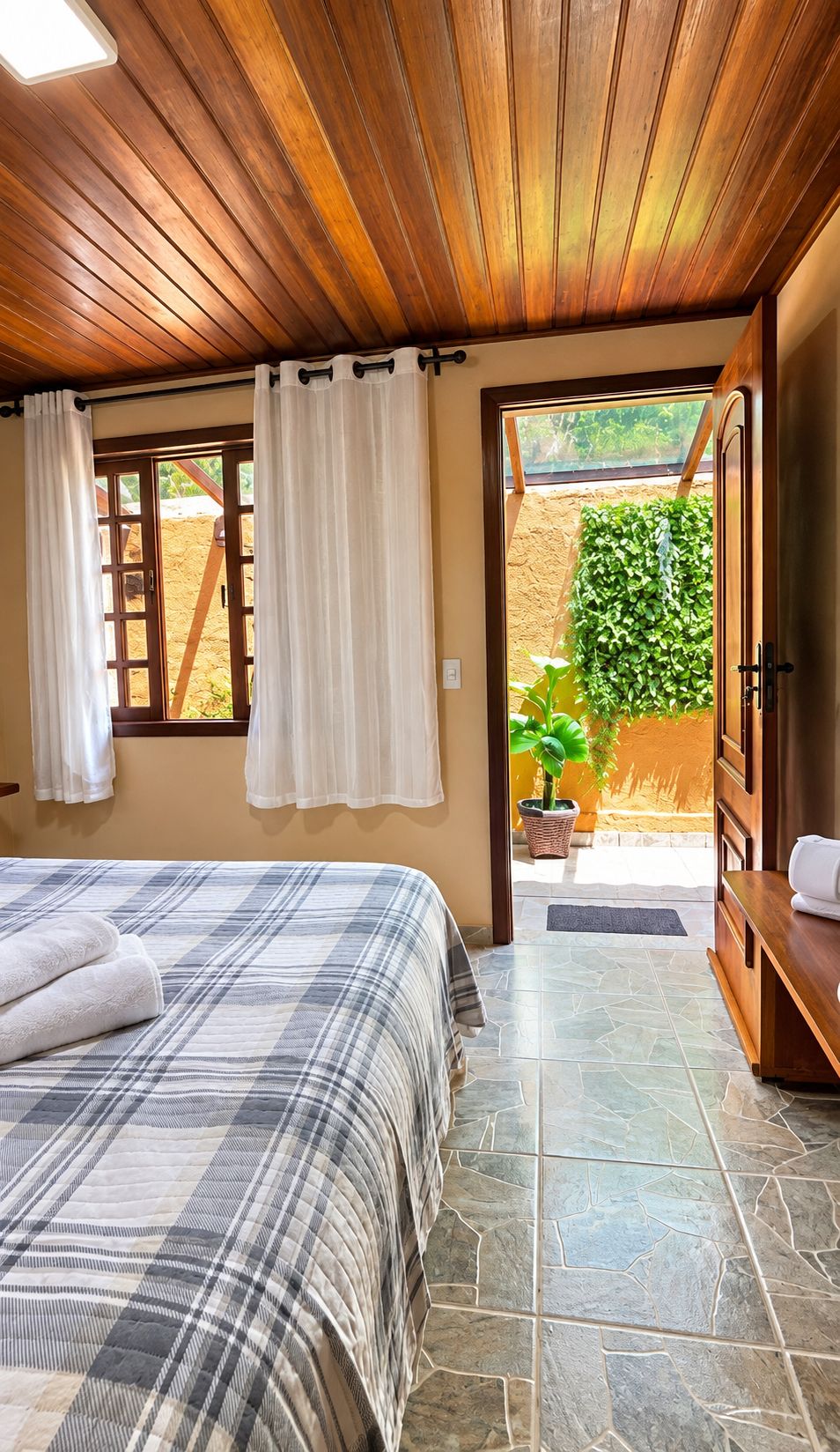 Cortinas blackout, wifi gratis y ropa de cama 