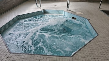 Indoor spa tub