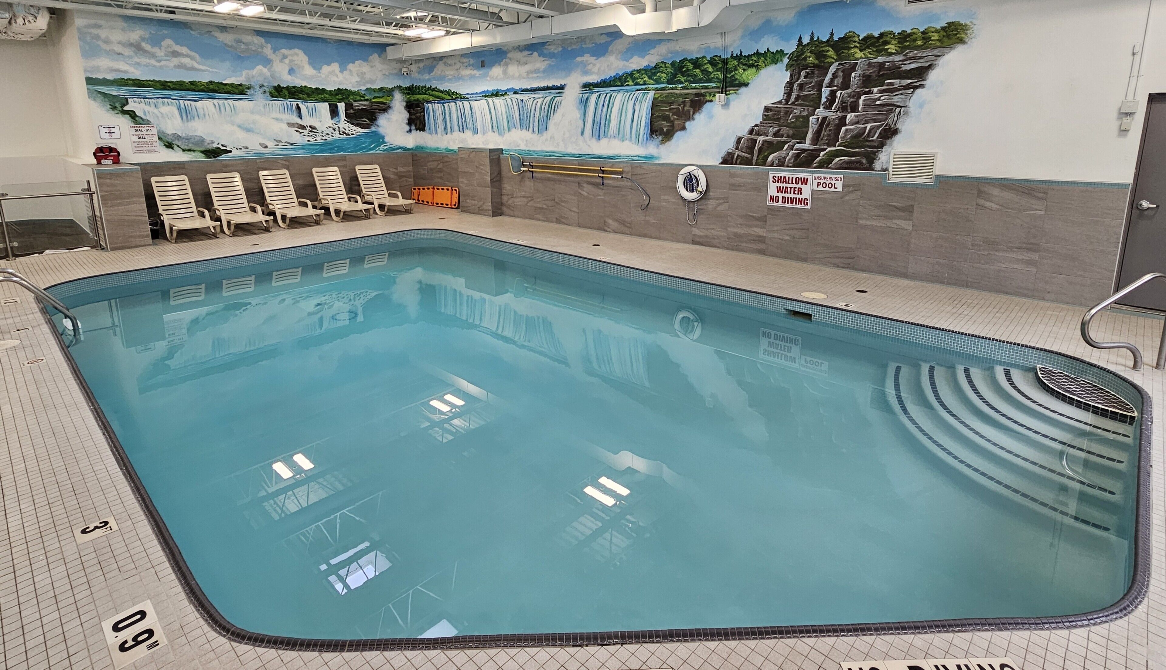 من حمّامات السباحة المغطاة