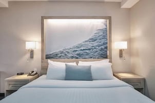 Standard Suite, 1 King Bed (Junior Suite 1 King Bed) | Premium bedding, pillowtop beds, in-room safe, desk