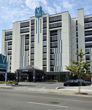 Un hôtel moderne, reconnaissable à son enseigne bien visible où l’on peut lire : « HÔTEL VITTORIA & SUITES ».
