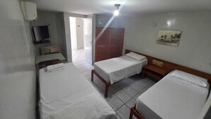 A room with two single beds, a TV, a desk, and a wardrobe. - Hotel Samburá (Olinda)