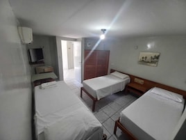 Quarto triplo standard | Frigobar, Wi-Fi de cortesia, roupa de cama