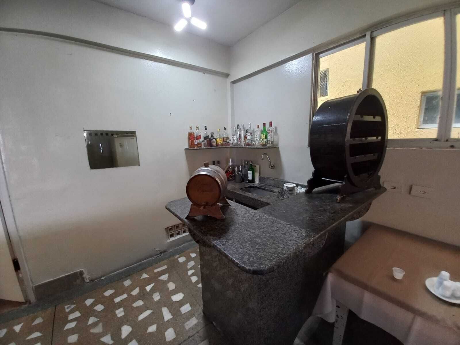 Una cocina con barra, un fregadero y una ventana.