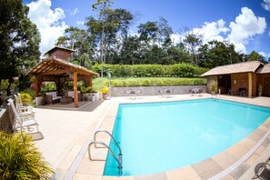 2 สระว่ายน้ำกลางแจ้ง, เก้าอี้อาบแดดริมสระ