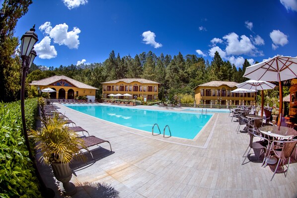 2 สระว่า�ยน้ำกลางแจ้ง, เก้าอี้อาบแดดริมสระ