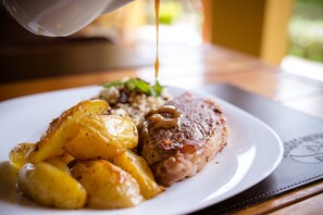 2 ห้องอาหาร, บริการอาหารเช้า อาหารกลางวัน อาหารเย็น, อาหารบราซิล