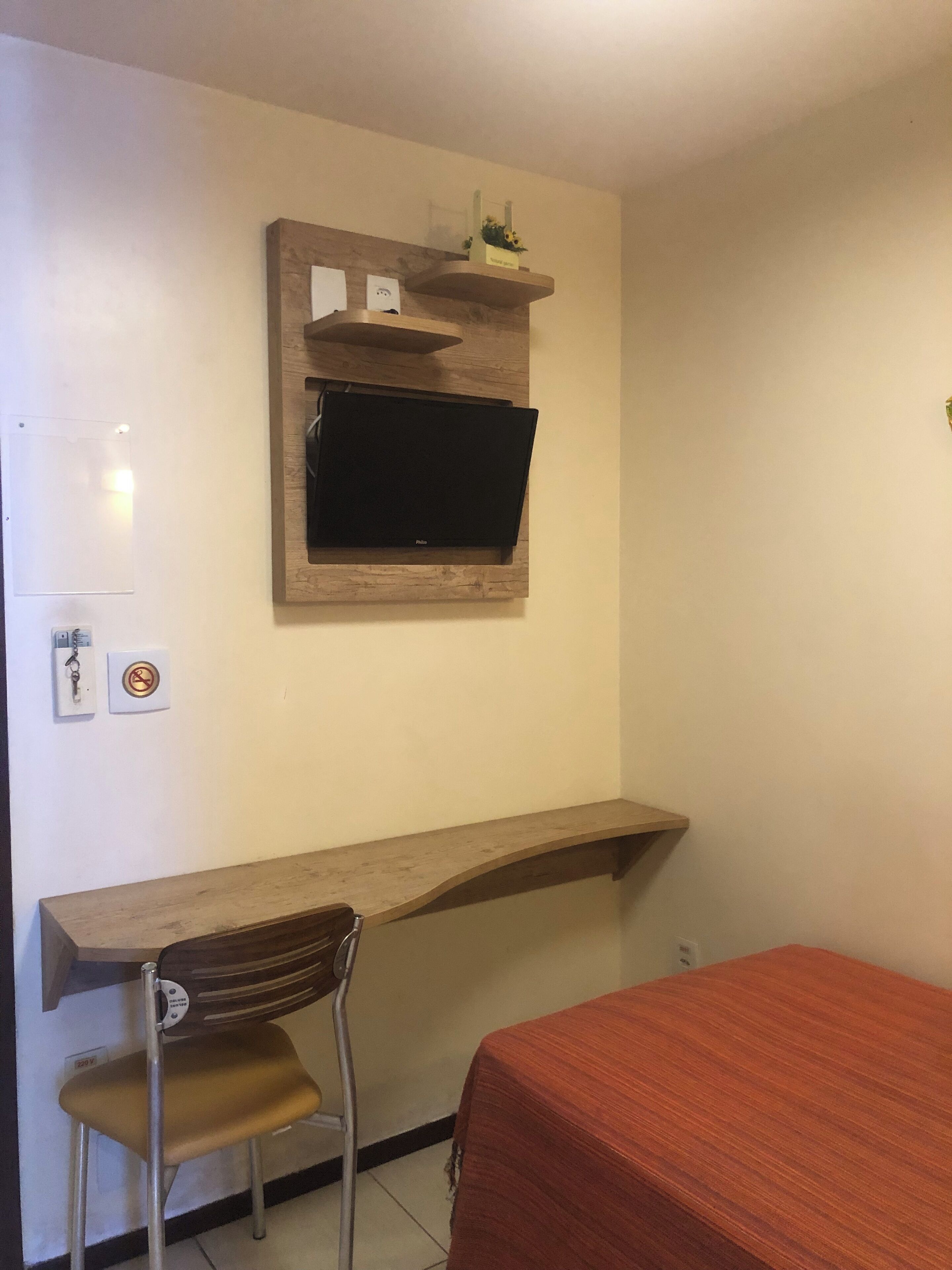 single room | hypo-allergenic bedding, minibar, in-room safe, desk