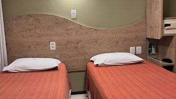 Quarto casal conforto | Roupas de cama antialérgicas, frigobar, cofres nos quartos, escrivaninha