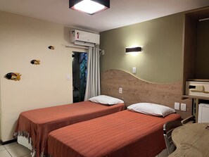 Phòng đôi tiện nghi đơn giản | Bộ đồ giường kháng dị ứng, minibar, két bảo mật tại phòng, bàn 