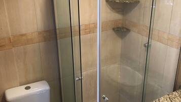 Superior Double Room | Bathroom | Shower, free toiletries, hair dryer, towels