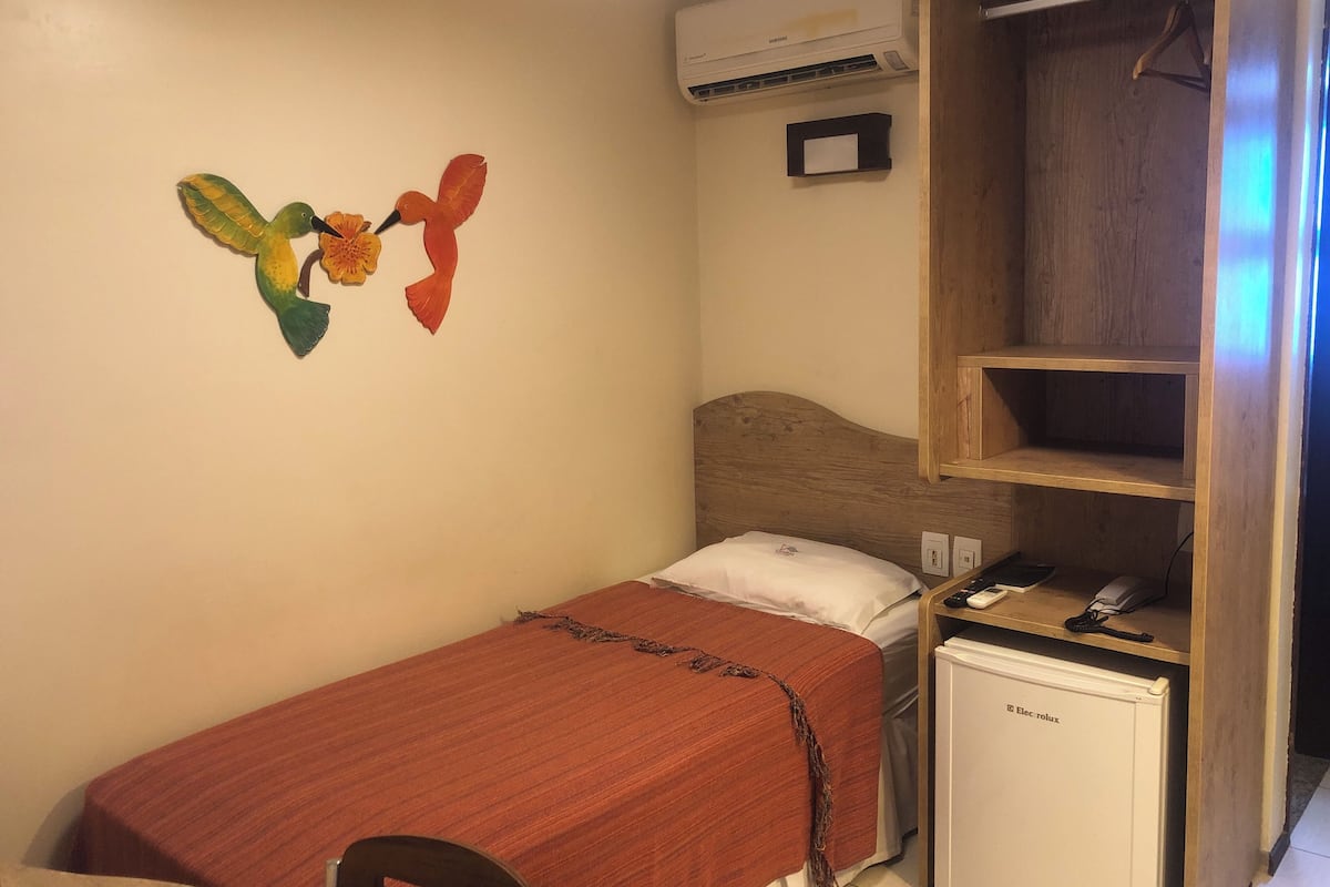 Einzelzimmer | Allergikerbettwaren, Minibar, Zimmersafe, Schreibtisch