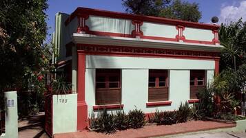 Fachada de la propiedad