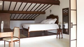 A bedroom with a bed, a desk, and a chair. - Irradiante (Olinda)