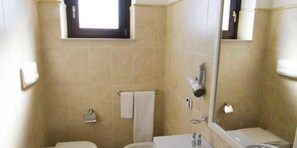 Room | Bathroom | Shower, free toiletries, hair dryer, bidet