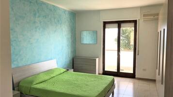 Apartment | Desk, free WiFi, bed sheets