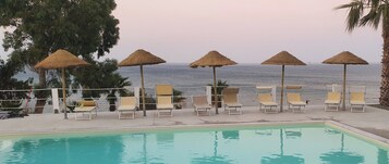 季节性开放的室外游泳池