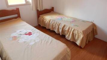 Standard Apartment, 3 Bedrooms | 3 bedrooms, bed sheets
