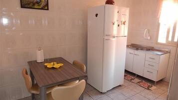 Appartement Standard, 3 chambres | Cuisine privée | Grand réfrigérateur, micro-ondes, plaque de cuisson