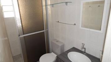 Standard Apartment, 3 Bedrooms | Bathroom | Shower, towels