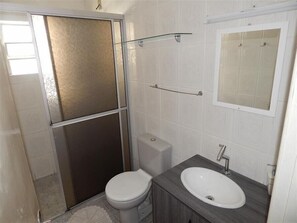 Standard Apartment, 3 Bedrooms | Bathroom | Shower, towels