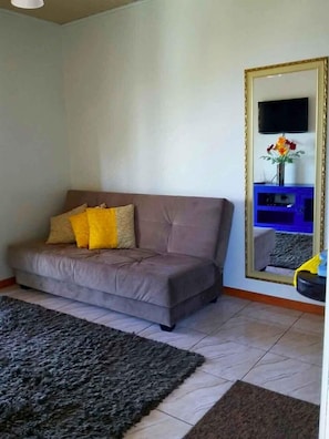 Traditional-Apartment, 2 Schlafzimmer | Wohnzimmer | LED-Fernseher, Kamin