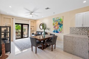 Appart'hôtel Majestueux, 2 chambres | Cuisine privée | Réfrigérateur, micro-ondes, four, plaque de cuisson