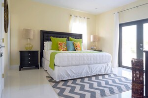 2 quartos, frigobar, cofres nos quartos, individualmente decorados