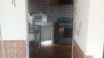 Casa, varias camas, en el área del jardín | Cocina privada | Refrigerador, microondas, cafetera y tetera y utensilios de cocina