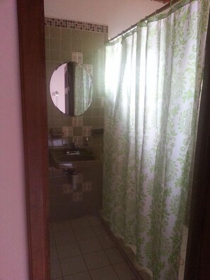 Ferienhaus, Mehrere Betten, zum Garten hin | Badezimmer | Dusche, kostenlose Toilettenartikel, Handtücher