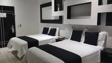 Habitación doble | Tabla de planchar con plancha, wifi gratis y ropa de cama