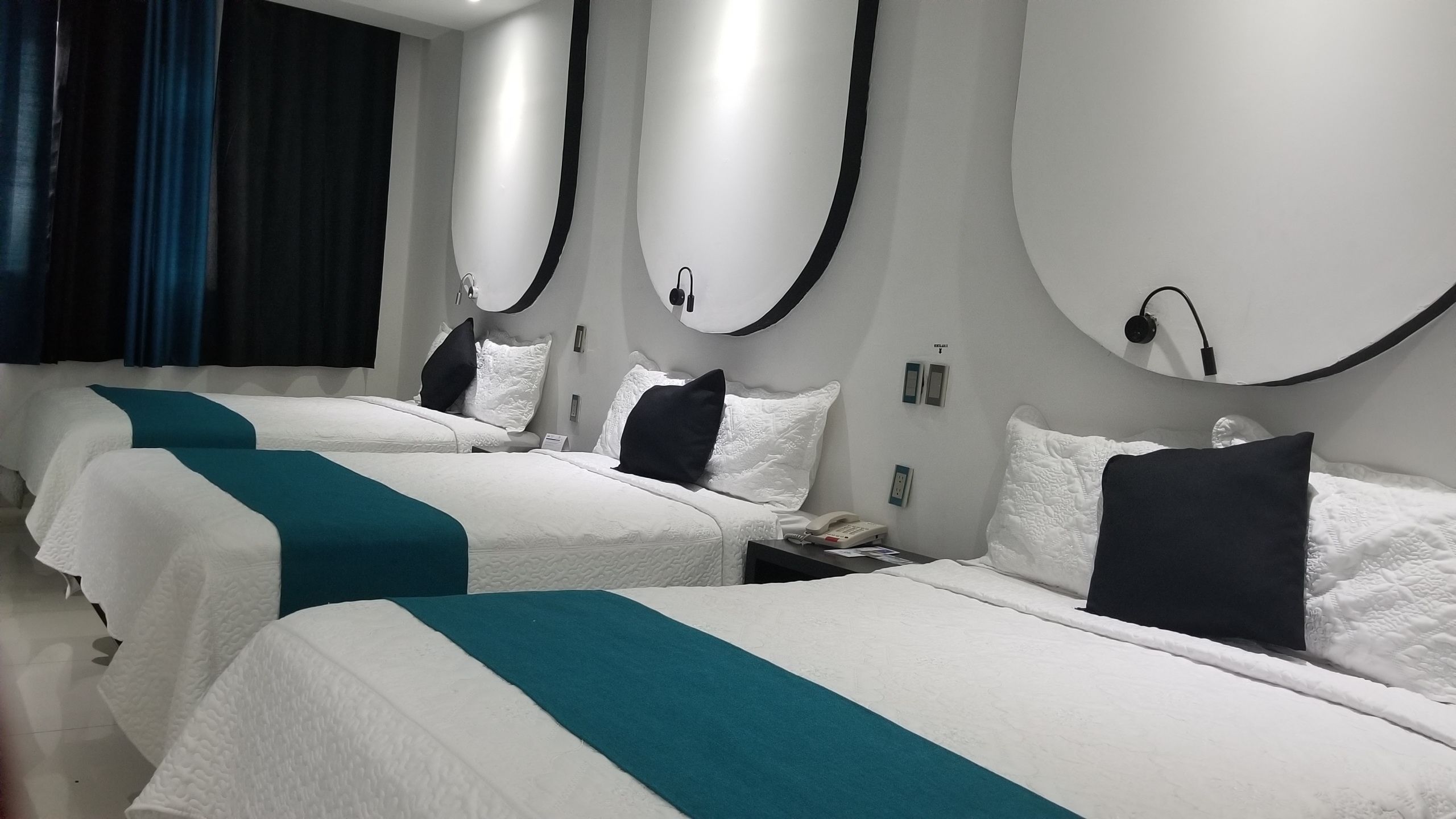 Habitación doble | Tabla de planchar con plancha, wifi gratis y ropa de cama 