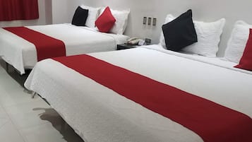Tabla de planchar con plancha, wifi gratis y ropa de cama