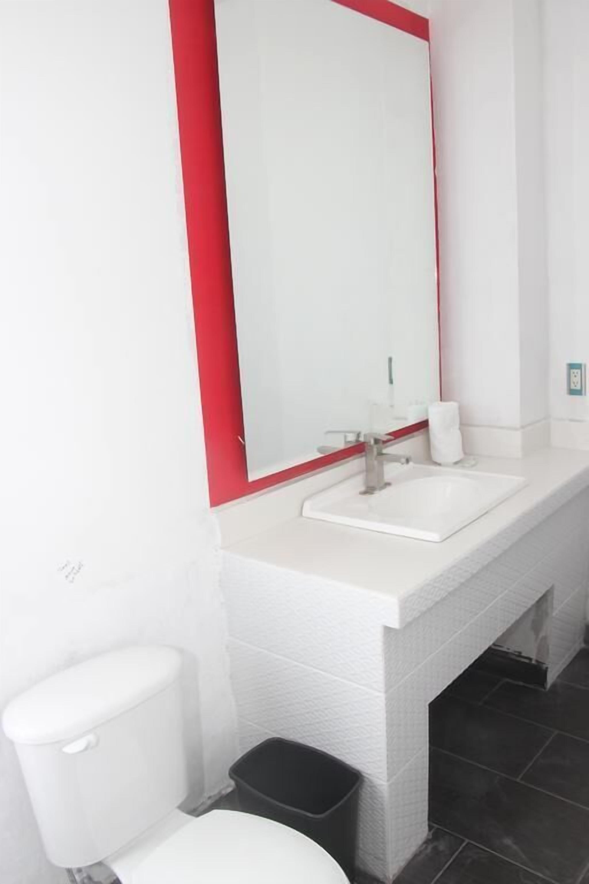 Habitación doble | Baño | Regadera, amenidades de baño de diseñador, secadora de cabello, toallas 