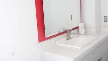 Habitación doble | Baño | Regadera, amenidades de baño de diseñador, secadora de cabello, toallas