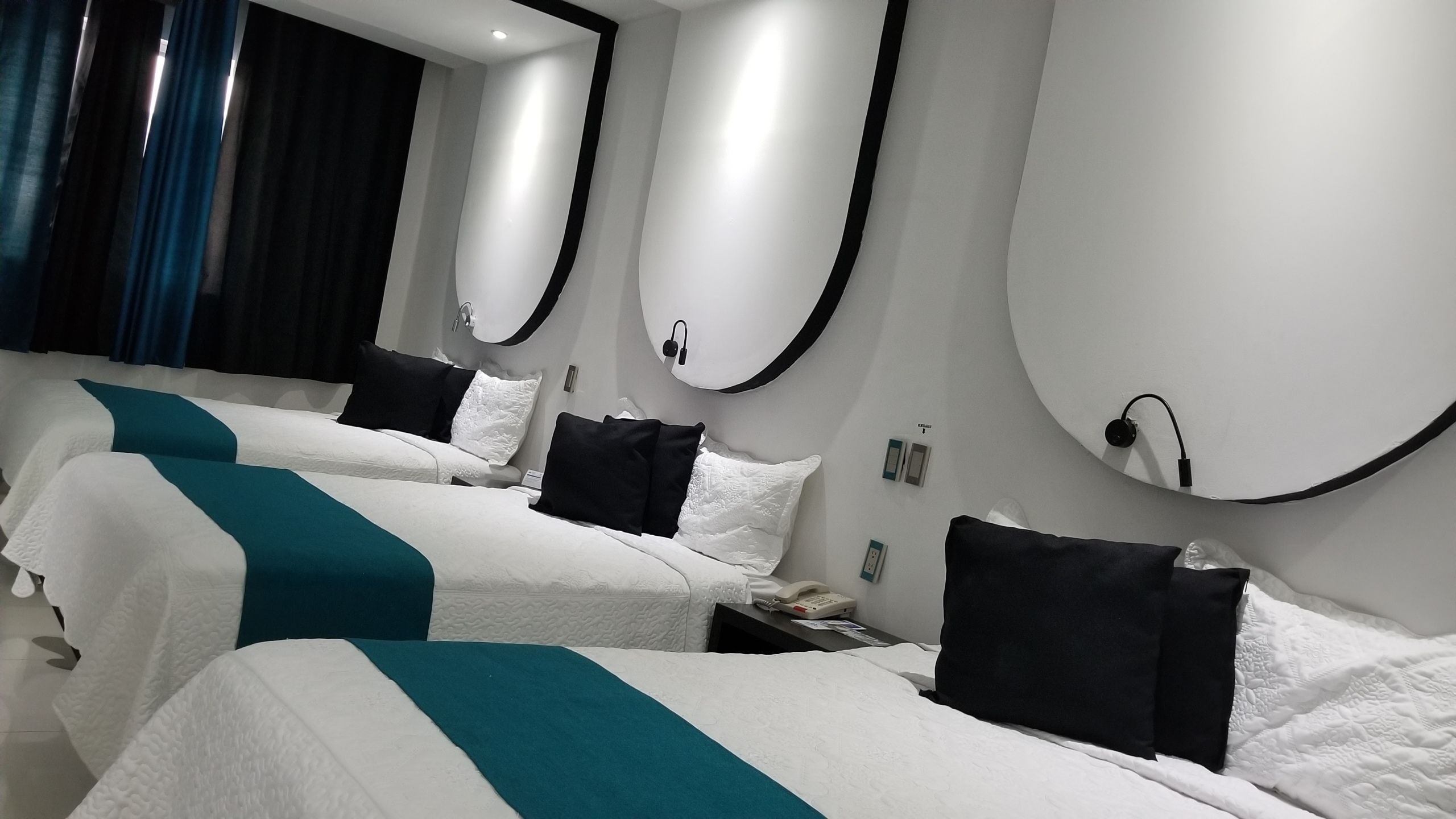 Habitación doble | Tabla de planchar con plancha, wifi gratis y ropa de cama 