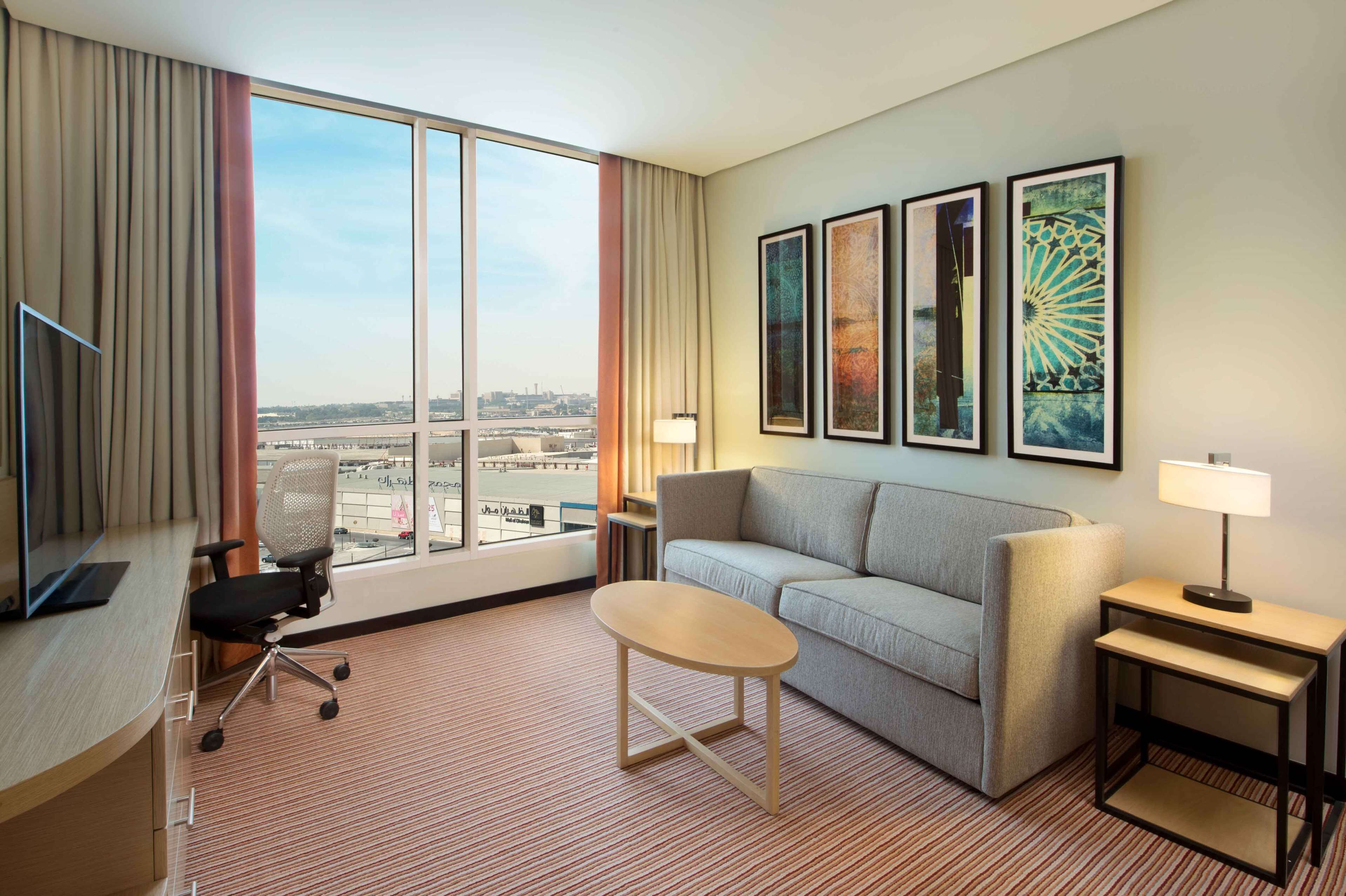 家庭套房, 2 间卧室, 连通房 | 高档床上用品、迷你吧、客房内保险箱、办公桌