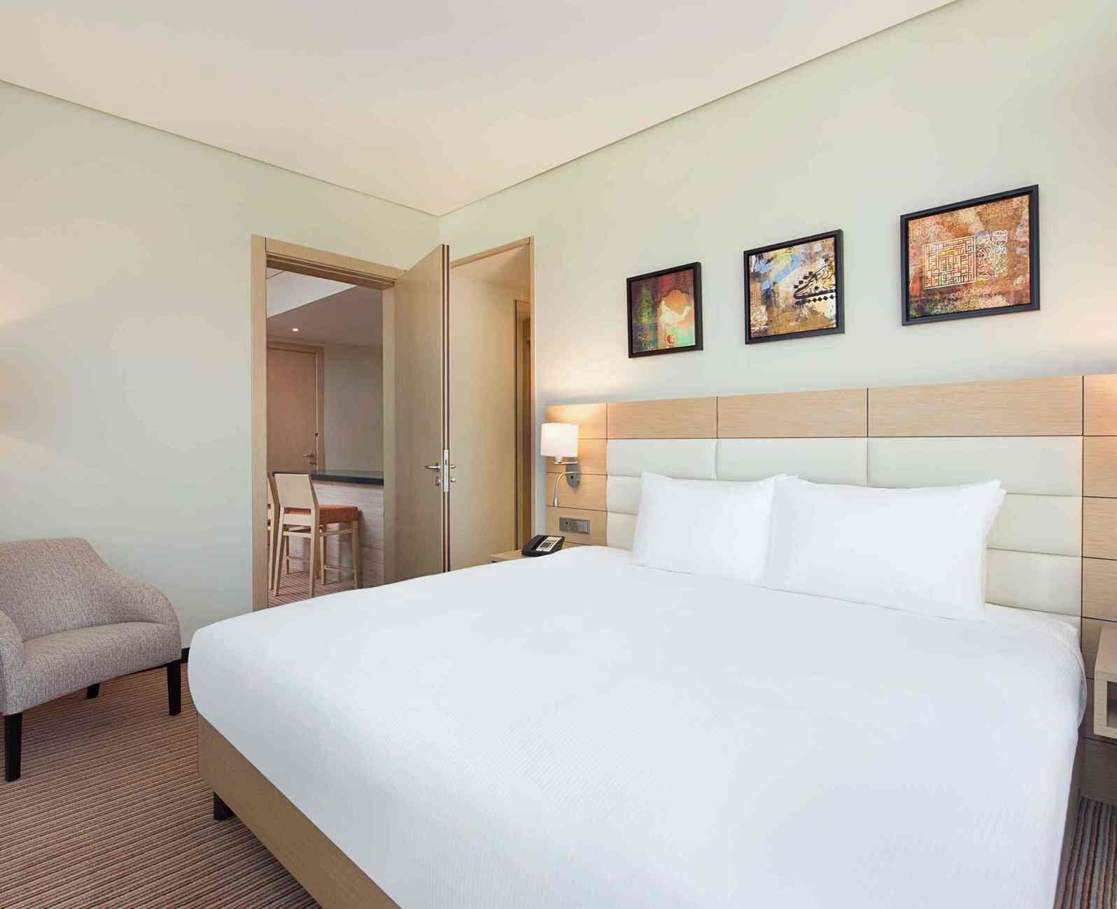 Luxe beddengoed, een minibar, een kluis op de kamer, een bureau