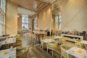 供应早餐、午餐和晚餐，国际美食