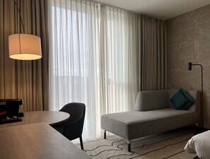 Rom – deluxe, 1 kingsize-seng | Dundyner, safe på rommet, skrivebord og skrivebord for bærbar PC