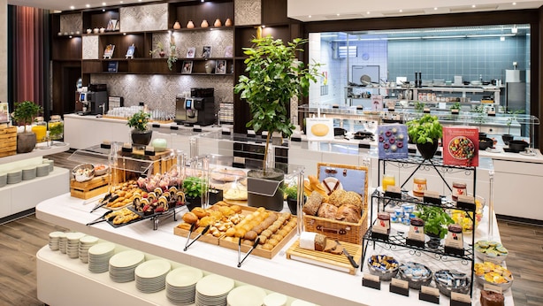 A buffet with various food items and a coffee station. - Hyatt Place Frankfurt Airport (Frankfurt)