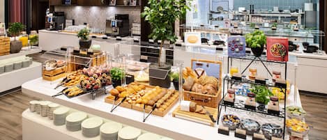 Tägliches Frühstücksbuffet (26 EUR pro Person)