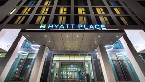 The exterior of a hotel with a modern design, featuring a prominent sign that reads "HYATT PLACE". - Hyatt Place Frankfurt Airport (Frankfurt)